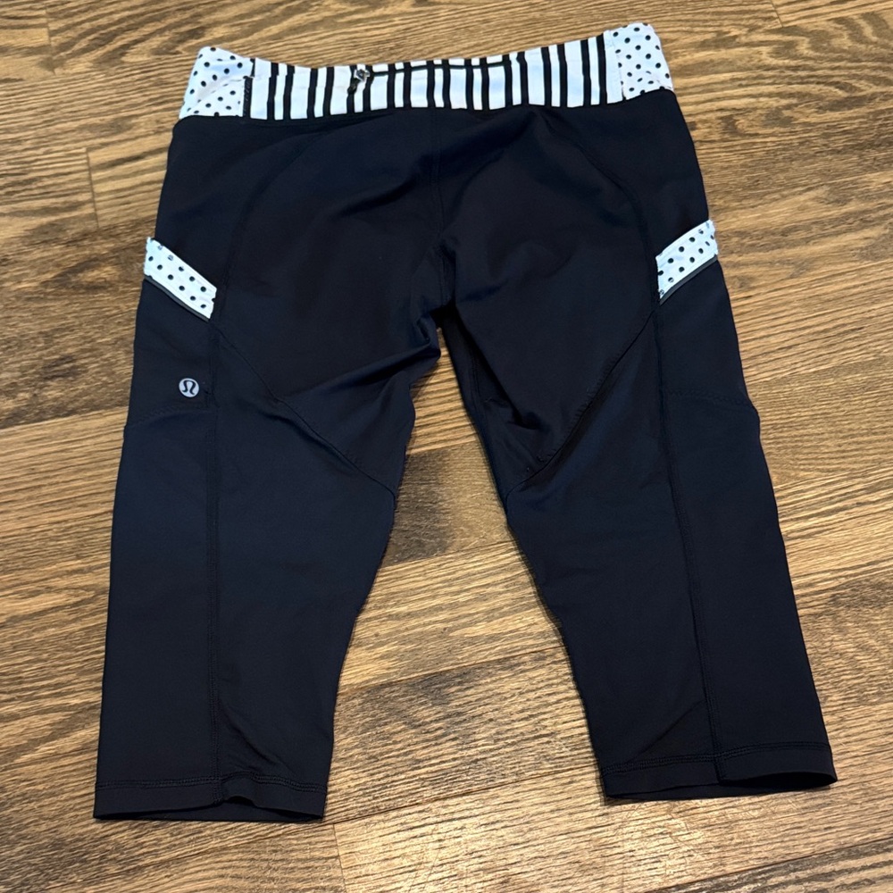 ✅ Lululemon Black Capri Leggings with Waistband and zipper